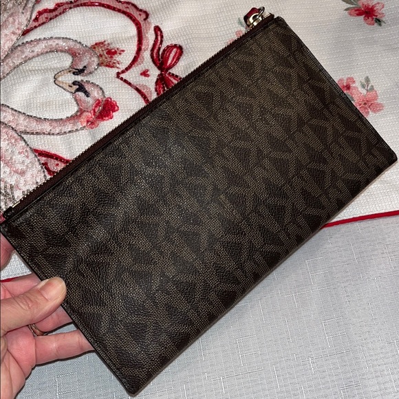 MICHAEL Michael Kors Ltd Ed Heart Jet Set Wristlet - Picture 3 of 11